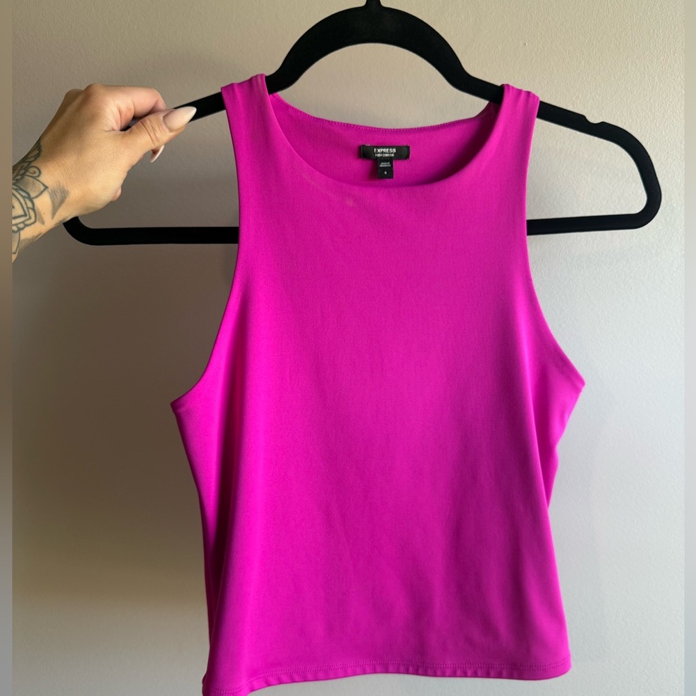 Women’s express tank size Small
